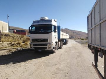 El transporte pesado bloquea las garitas de acceso a la ciudad.
