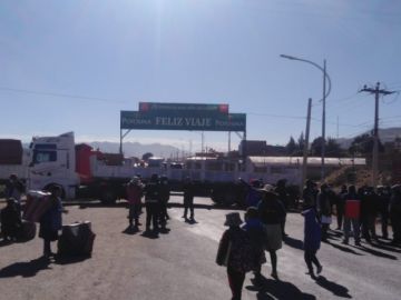 El transporte pesado bloquea las garitas de acceso a la ciudad.
