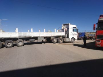 El transporte pesado bloquea las garitas de acceso a la ciudad.