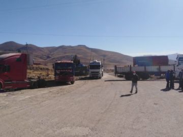 El transporte pesado bloquea las garitas de acceso a la ciudad.