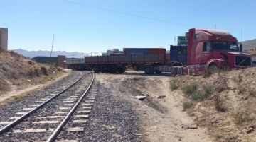 El transporte pesado bloquea las garitas de acceso a la ciudad.