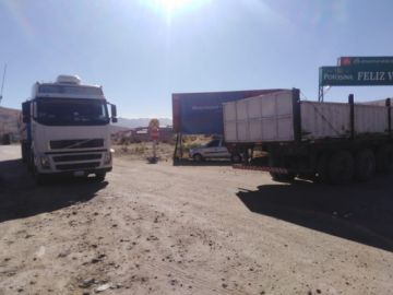 El transporte pesado bloquea las garitas de acceso a la ciudad.