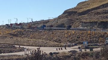 El transporte pesado bloquea las garitas de acceso a la ciudad.