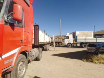 El transporte pesado bloquea las garitas de acceso a la ciudad.