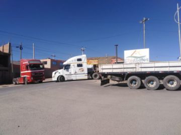 El transporte pesado bloquea las garitas de acceso a la ciudad.