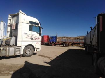 El transporte pesado bloquea las garitas de acceso a la ciudad.
