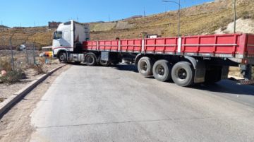El transporte pesado bloquea las garitas de acceso a la ciudad.