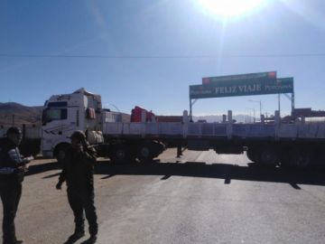 El transporte pesado bloquea las garitas de acceso a la ciudad.