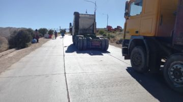 El transporte pesado bloquea las garitas de acceso a la ciudad.