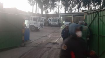 Esta mañana, con la vía expedita hacia el relleno sanitario, los camiones pudieron retomar su trabajo. FOTO EMAP