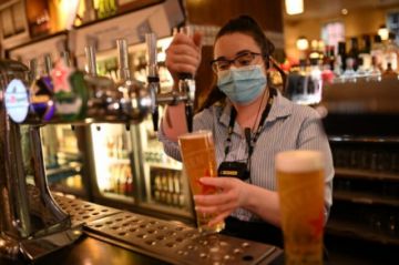 Inglaterra prosigue el desconfinamiento pese al temor por la variante india del coronavirus