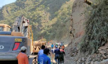Un trabajador del Sedcam pierde la vida tras derrumbe en una carretera en Yungas de La Paz