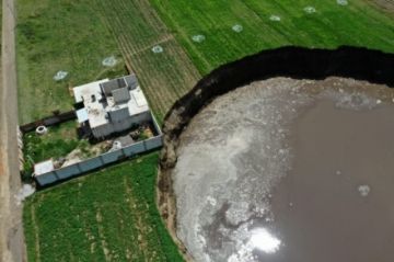 Gigantesco socavón tiene en vilo a pobladores en el centro de México