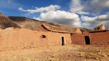 Para el periodo colonial, el detalle más importante es la existencia de los restos de un acueducto industrial del siglo XVI