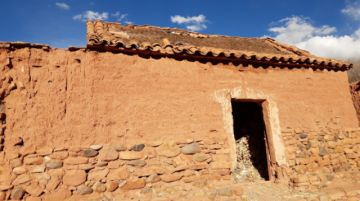 Para el periodo colonial, el detalle más importante es la existencia de los restos de un acueducto industrial del siglo XVI