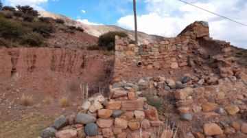 Para el periodo colonial, el detalle más importante es la existencia de los restos de un acueducto industrial del siglo XVI