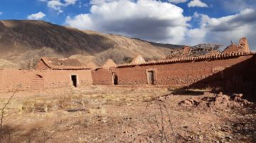 Para el periodo colonial, el detalle más importante es la existencia de los restos de un acueducto industrial del siglo XVI