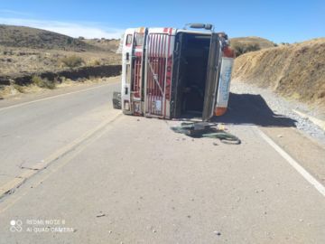 El vehículo en la carretera.