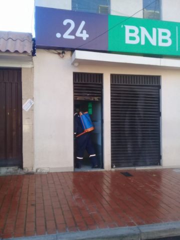 Desinfección en los cajeros de las entidades financieras.