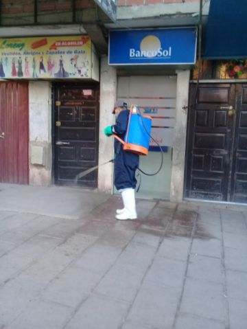 Desinfección en los cajeros de las entidades financieras.