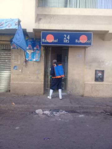 Desinfección en los cajeros de las entidades financieras.