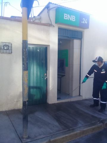 Desinfección en los cajeros de las entidades financieras.