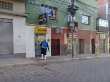 Desinfección en los cajeros de las entidades financieras.