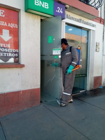 Desinfección en los cajeros de las entidades financieras.