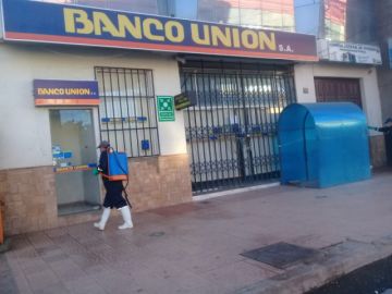 Desinfección en los cajeros de las entidades financieras.