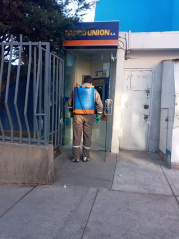 Desinfección en los cajeros de las entidades financieras.