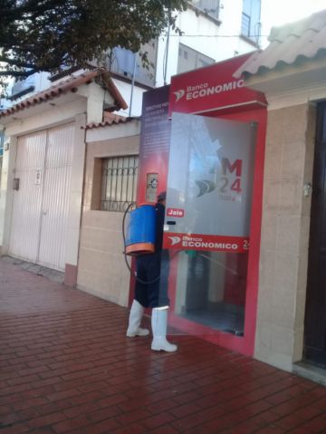 Desinfección en los cajeros de las entidades financieras.