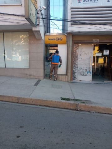 Desinfección en los cajeros de las entidades financieras.