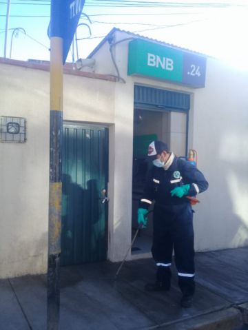 Desinfección en los cajeros de las entidades financieras.