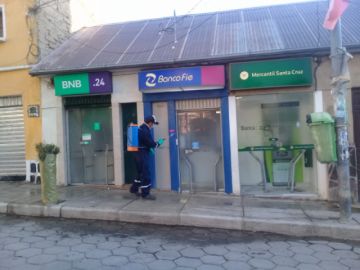 Desinfección en los cajeros de las entidades financieras.