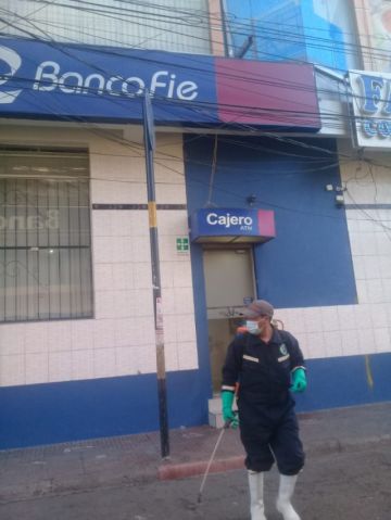 Desinfección en los cajeros de las entidades financieras.