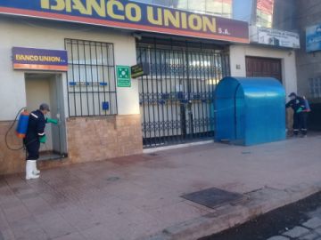 Desinfección en los cajeros de las entidades financieras.