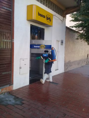 Desinfección en los cajeros de las entidades financieras.