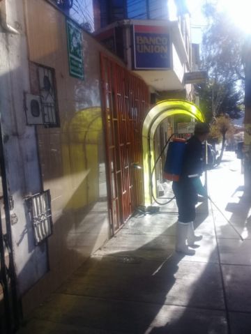 Desinfección en los cajeros de las entidades financieras.