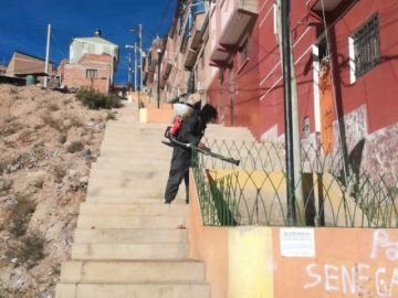 desinfectan los barrios en la jornada de restricción, aprovechando que no hay circulación vehicular  o peatonal