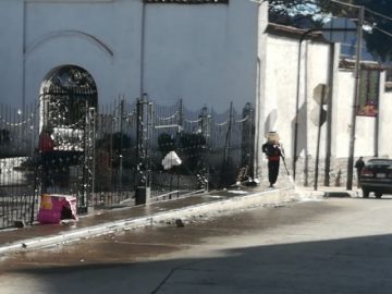 desinfectan los barrios en la jornada de restricción, aprovechando que no hay circulación vehicular  o peatonal