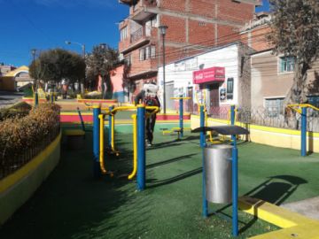desinfectan los barrios en la jornada de restricción, aprovechando que no hay circulación vehicular  o peatonal