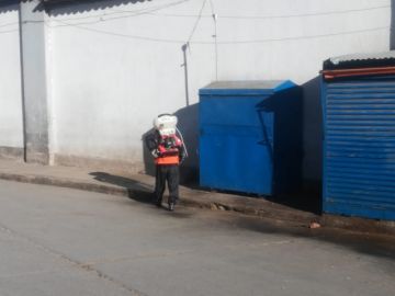 desinfectan los barrios en la jornada de restricción, aprovechando que no hay circulación vehicular  o peatonal