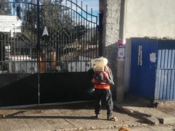 desinfectan los barrios en la jornada de restricción, aprovechando que no hay circulación vehicular  o peatonal
