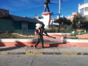 desinfectan los barrios en la jornada de restricción, aprovechando que no hay circulación vehicular  o peatonal
