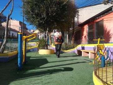 desinfectan los barrios en la jornada de restricción, aprovechando que no hay circulación vehicular  o peatonal