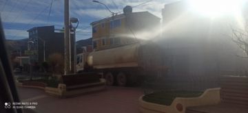 desinfectan los barrios en la jornada de restricción, aprovechando que no hay circulación vehicular  o peatonal