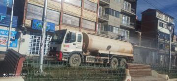 desinfectan los barrios en la jornada de restricción, aprovechando que no hay circulación vehicular  o peatonal