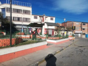 desinfectan los barrios en la jornada de restricción, aprovechando que no hay circulación vehicular  o peatonal