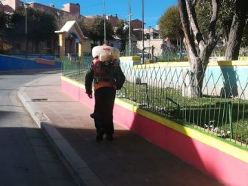 desinfectan los barrios en la jornada de restricción, aprovechando que no hay circulación vehicular  o peatonal