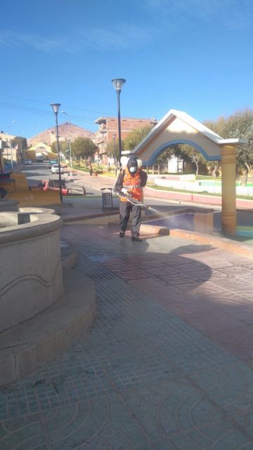 desinfectan los barrios en la jornada de restricción, aprovechando que no hay circulación vehicular  o peatonal